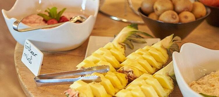 Alpina Fruehstuecksbuffet Ananas
